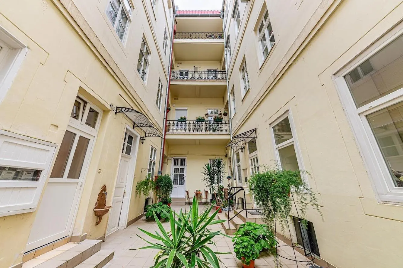 Rose Garden Apartment In Centre For 4 布达佩斯